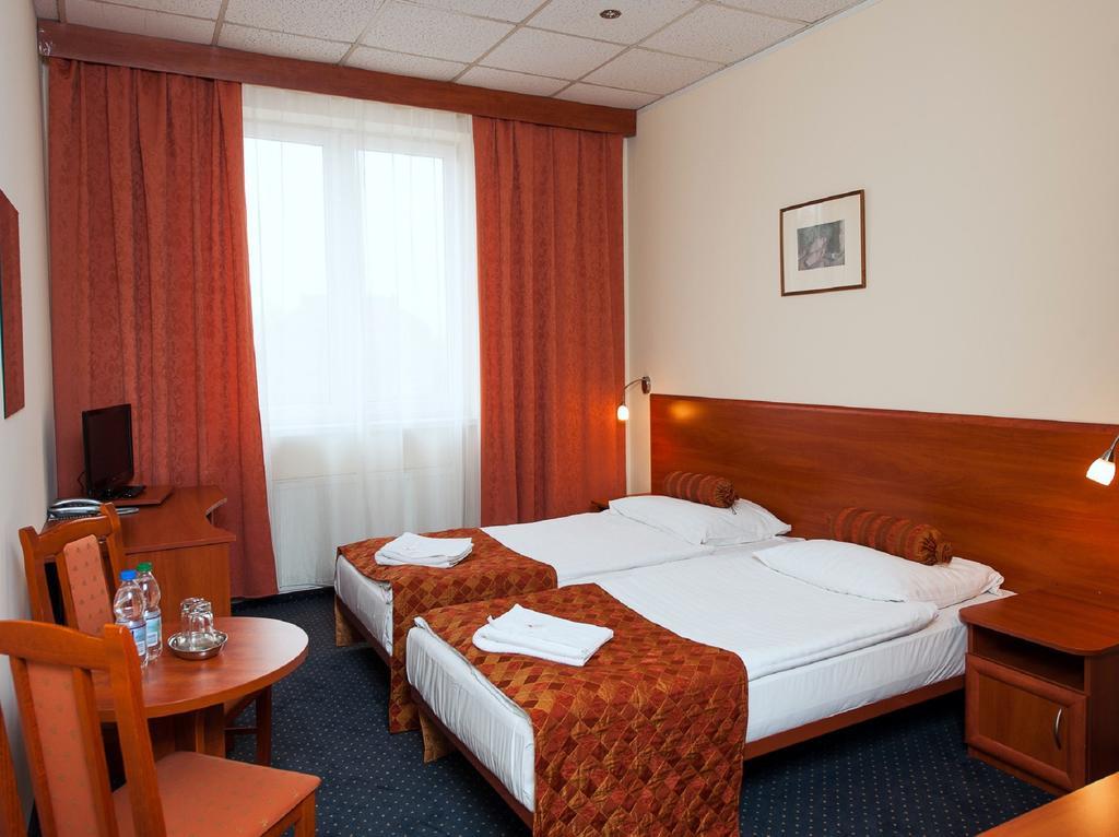Hotel Arkadia Legnica Kültér fotó