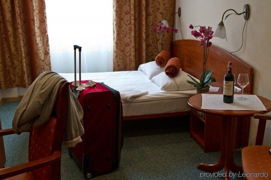 Hotel Arkadia Legnica Kültér fotó